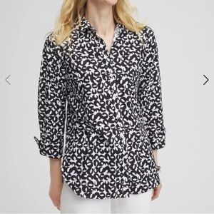Chico’s No Iron Stretch Geo Shirt top shirt Sz 2 black white button cotton Large